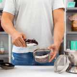 Per creare la kombucha bisogna mettere in infusione in acqua foglie di t� (di solito nero) alle quali vanno aggiunti altri aromi (come zenzero o frutti di bosco) in base al gusto finale che si vuole dare